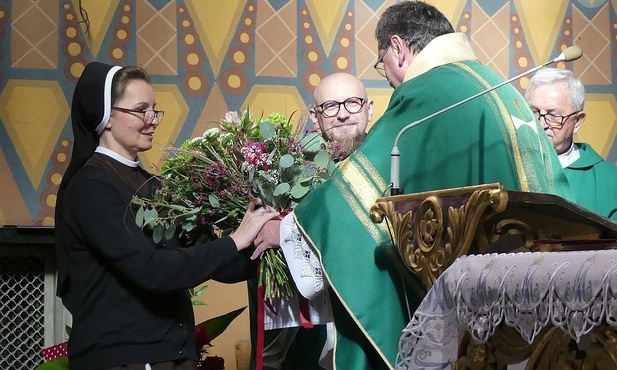 S. Julia Zaczek przyjmuje podziękowania i życzenia od żywieckich duszpasterzy, przekazane przez ks. proboszcza Grzegorza Gruszeckiego.