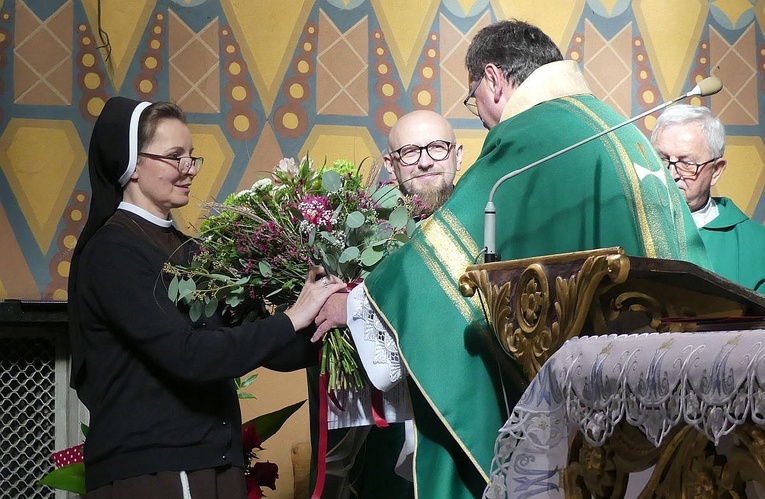 S. Julia Zaczek przyjmuje podziękowania i życzenia od żywieckich duszpasterzy, przekazane przez ks. proboszcza Grzegorza Gruszeckiego.