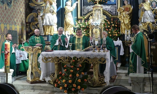 Duszpasterze, którzy sprawowali jubileuszową Mszę św. z okazji 125-lecia siostr serafitek w Żywcu.