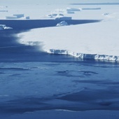 Na Morzu Grenlandzkim zaobserwowano "lodową katedrę"