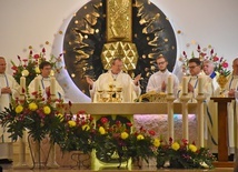 Abp Wojda podkreślił, że Matka Boża Fatimska ze swoim przesłaniem powinna być obecna w każdej rodzinie tutejszej parafii.