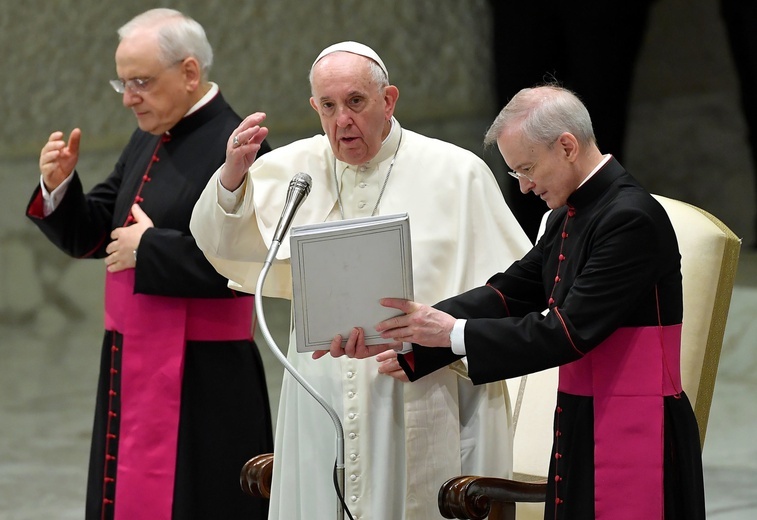 Papież Franciszek pobłogosławił wiernym uczestniczącym w uroczystości zawierzenia Narodu i Kościoła w Polsce św. Józefowi 