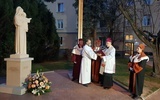 Poświęcenie figury Matki Bożej przed kościołem akademickim KUL.