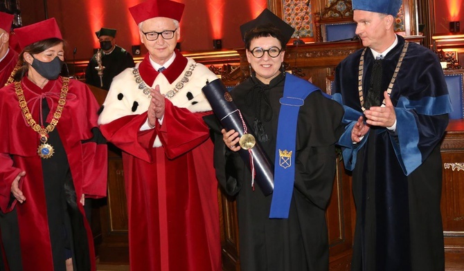 Olga Tokarczuk odebrała tytuł doktora honoris causa Uniwersytetu Jagiellońskiego w Krakowie