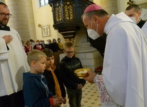 Dary do ołtarza przynieśli najmłodsi przedstawiciele parafii.