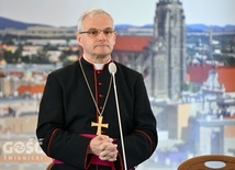 Biskup Marek Mendyk na tle panoramy stolicy diecezji.