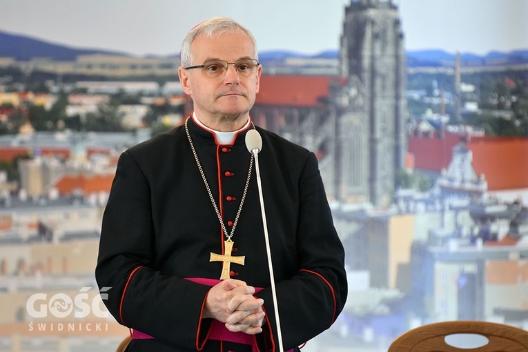 Biskup Marek Mendyk na tle panoramy stolicy diecezji.