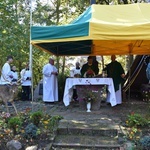 Msza św. hubertusowska w leśnym plenerze