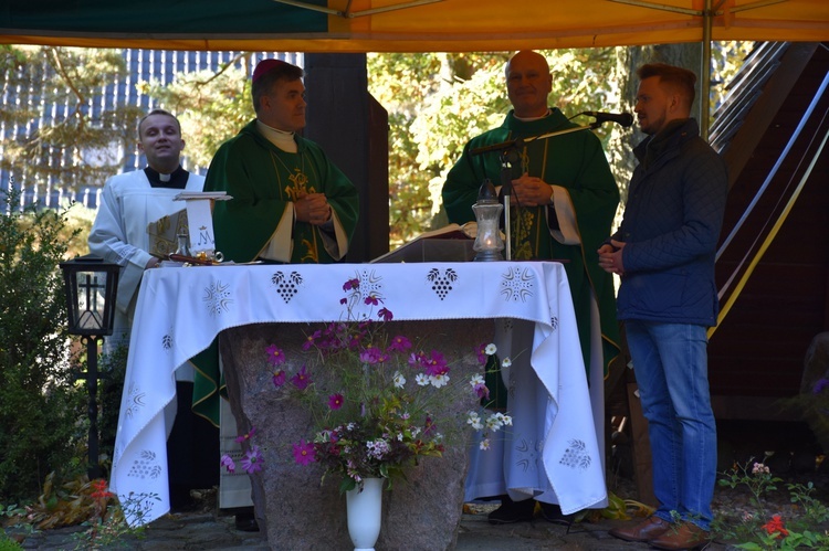 Msza św. hubertusowska w leśnym plenerze