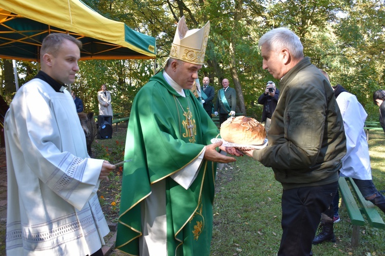 Msza św. hubertusowska w leśnym plenerze