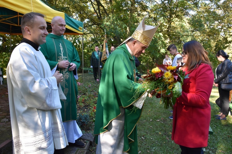 Msza św. hubertusowska w leśnym plenerze