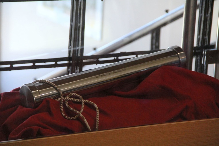 Odsłonięcie kapsuły czasu w IV LO w Tarnowie