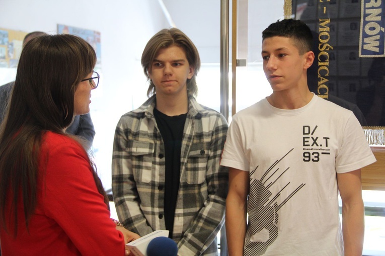 Odsłonięcie kapsuły czasu w IV LO w Tarnowie