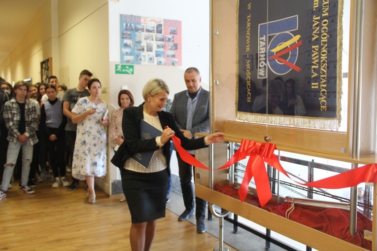 Odsłonięcie kapsuły czasu w IV LO w Tarnowie