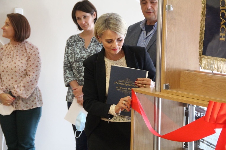 Odsłonięcie kapsuły czasu w IV LO w Tarnowie