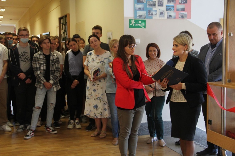 Odsłonięcie kapsuły czasu w IV LO w Tarnowie