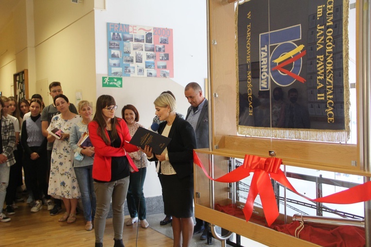 Odsłonięcie kapsuły czasu w IV LO w Tarnowie