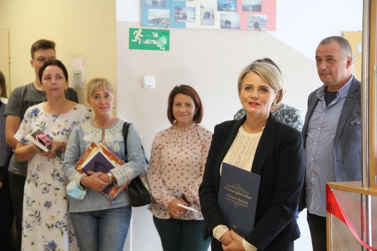 Odsłonięcie kapsuły czasu w IV LO w Tarnowie