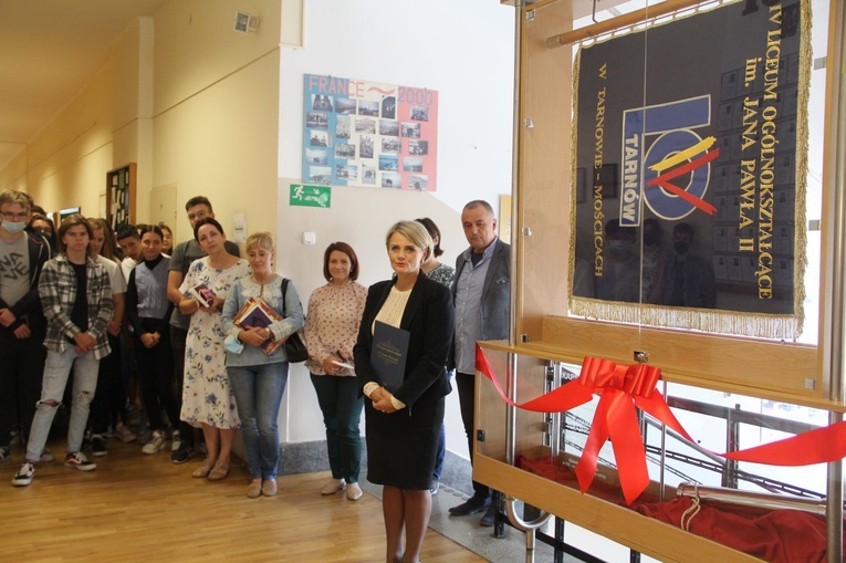 Odsłonięcie kapsuły czasu w IV LO w Tarnowie