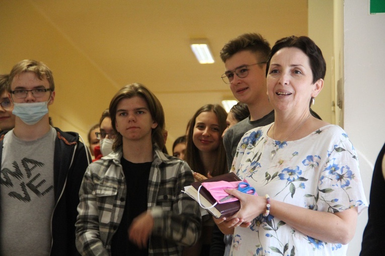 Odsłonięcie kapsuły czasu w IV LO w Tarnowie