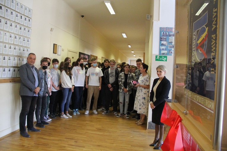 Odsłonięcie kapsuły czasu w IV LO w Tarnowie