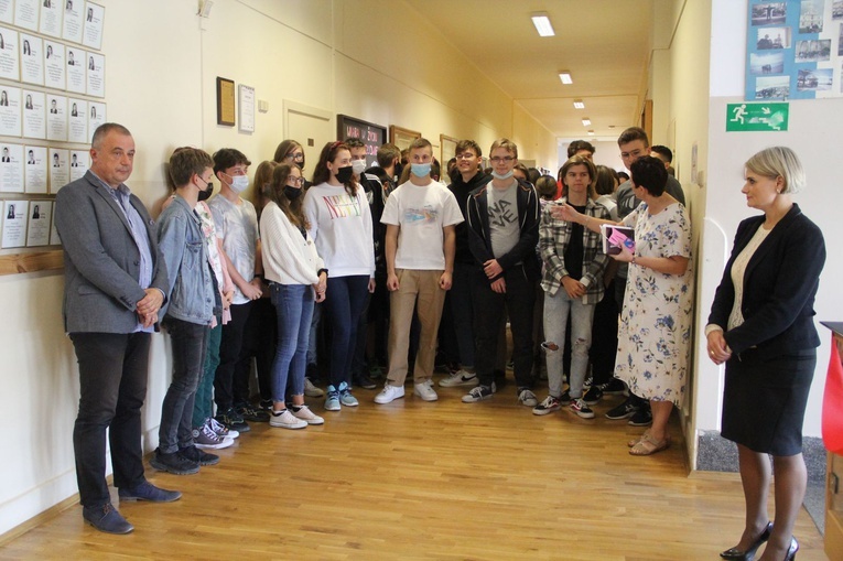 Odsłonięcie kapsuły czasu w IV LO w Tarnowie