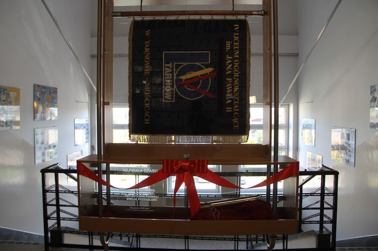 Odsłonięcie kapsuły czasu w IV LO w Tarnowie