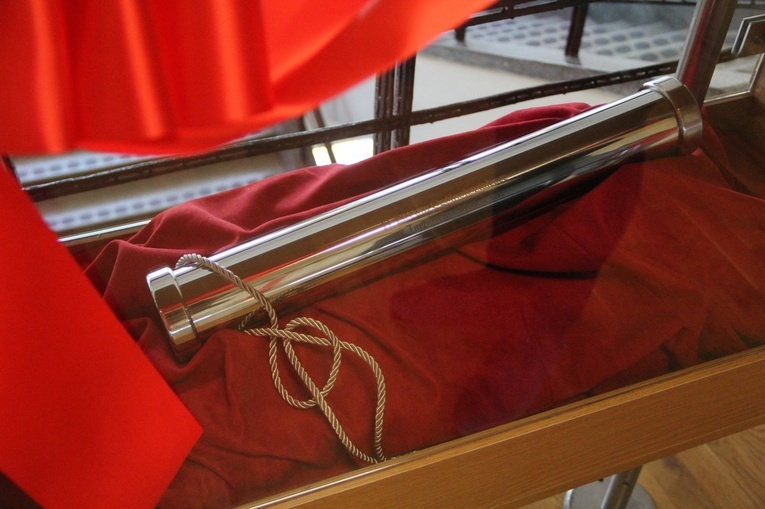 Odsłonięcie kapsuły czasu w IV LO w Tarnowie