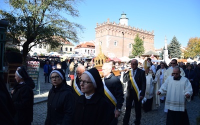 Procesja z relikwiarzem ulicami miasta.