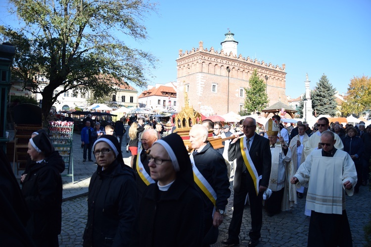 Procesja z relikwiarzem ulicami miasta.