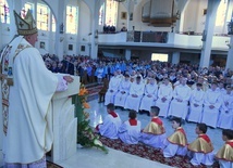 Bp Andrzej Jeż głosi homilię.