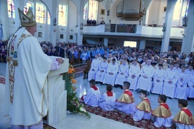 Bp Andrzej Jeż głosi homilię.