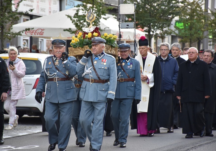 Relikwie św. Jana Pawła II nieśli m.in. przedstawiciele duchowieństwa, piłsudczyków oraz Zrzeszenia Kaszubsko-Pomorskiego.