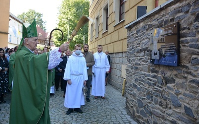 Bp Ignacy poświęcił tablicę pamiątkową poświęconą ks. Żmudzie.