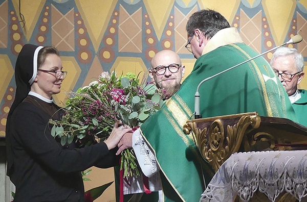S. Julia Zaczek przyjmuje podziękowania i życzenia  duszpasterzy.