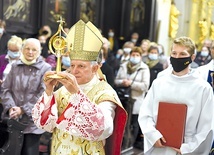 Uroczyste wniesienie relikwiarza.