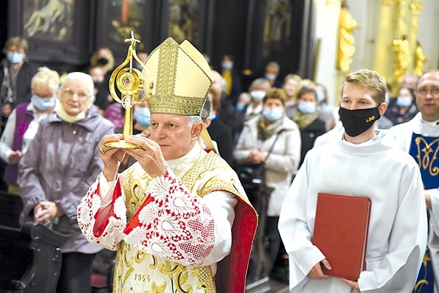 Uroczyste wniesienie relikwiarza.