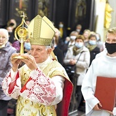 Uroczyste wniesienie relikwiarza.