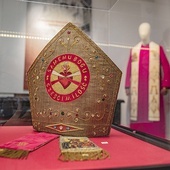 	Wśród eksponatów jest zdobiona infuła, liturgiczne nakrycie głowy biskupa, wykonana najprawdopodobniej z okazji wyboru papieża Jana XXIII.