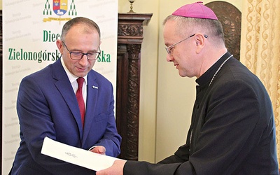 	Przekazanie dokumentu odbyło się 7 października w Domu Biskupim w Zielonej Górze.