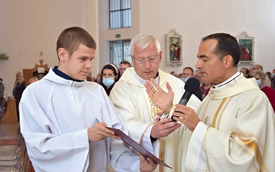 ▲	Poświęcił ją radca Nuncjatury Apostolskiej w Polsce.