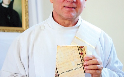 Krzysztof Łaszuk jest diakonem stałym. Były opozycjonista, z wykształcenia teolog, a z zawodu elektryk.