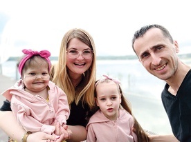 Państwo Kozakowie z córeczkami.