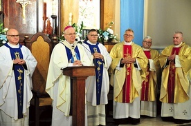 ▲	Od lewej: ks. Krzysztof Krakowiak, abp Stanisław Budzik,  ks. Piotr Trela, ks. Czesław Bielec.