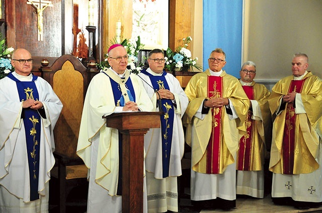 ▲	Od lewej: ks. Krzysztof Krakowiak, abp Stanisław Budzik,  ks. Piotr Trela, ks. Czesław Bielec.