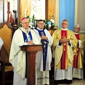 ▲	Od lewej: ks. Krzysztof Krakowiak, abp Stanisław Budzik,  ks. Piotr Trela, ks. Czesław Bielec.