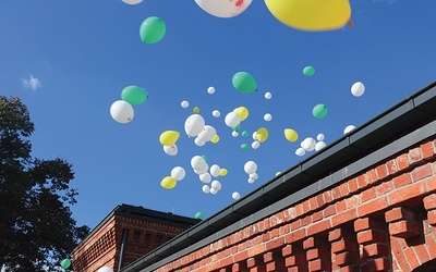 ▲	W niebo wypuszczono balony jako symbol niesienia pomocy i zaproszenia do włączenia się w dzieła charytatywne.