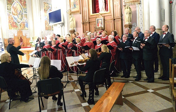 ▲	Podczas Mszy św. w katedrze na zakończenie wystąpiły chór parafii pw. Najświętszego Serca Jezusowego w Radomiu oraz kwartet smyczkowy Filharmonii Świętokrzyskiej.