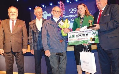 ▲	Za najpiękniejszy balkon nagrodę odebrał mąż Zdzisławy Elgert. 