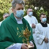 ▲	Relikwiarz wniósł ks. Andrzej Ćwik, proboszcz parafii  pw. św. Michała Archanioła.